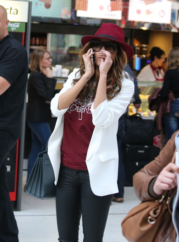 Nabilla Benattia et Thomas Vergara à la Gare de Lyon à Paris, le 24 avril 2015.