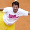 Arturo Valls joue au tennis lors d'une journée caritative au Masters de Madrid, le 1er mai 2015 
