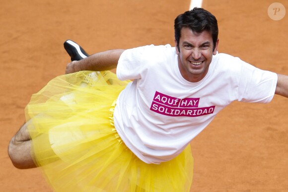 Arturo Valls joue au tennis lors d'une journée caritative au Masters de Madrid, le 1er mai 2015 
