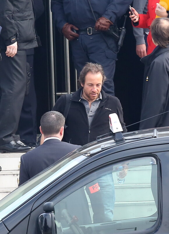 Philippe Candeloro - L'avion ramenant d'Argentine l'équipe de l'émission Dropped a atterri samedi 14 mars peu avant 11 heures à l'aéroport de Roissy Charles-de-Gaulle, cinq jours après l'accident d'hélicoptères qui a coûté la vie à dix personnes dont Florence Arthaud, Camille Muffat et Alexis Vastine.