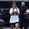 Rihanna va déjeuner au restaurant à New York, le 3 mai 2015. La chanteuse porte un t-shirt avec l'inscription "School Kills"! 
