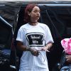 Rihanna va déjeuner au restaurant à New York, le 3 mai 2015. La chanteuse porte un t-shirt avec l'inscription "School Kills"!