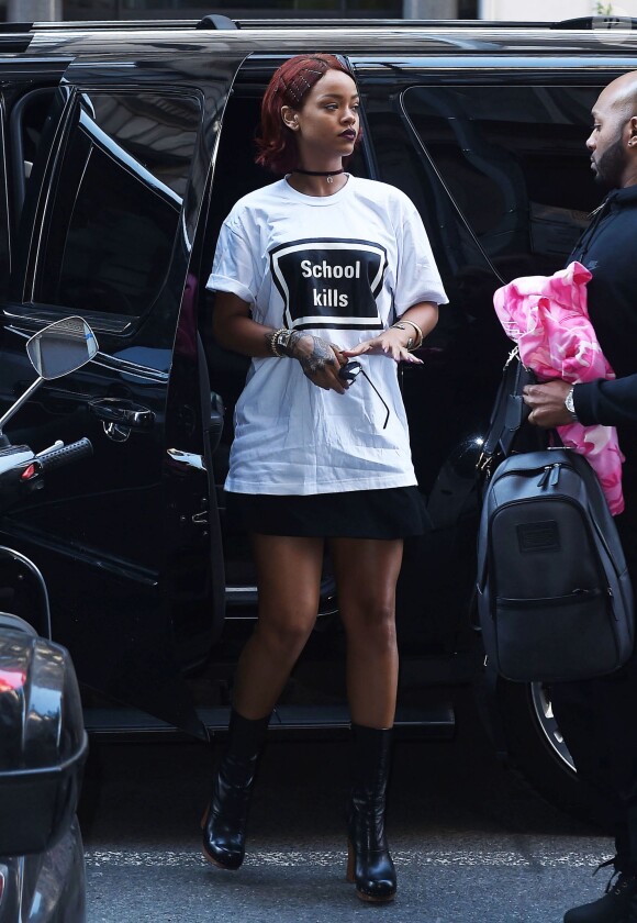 Rihanna va déjeuner au restaurant à New York, le 3 mai 2015. La chanteuse porte un t-shirt avec l'inscription "School Kills"! 