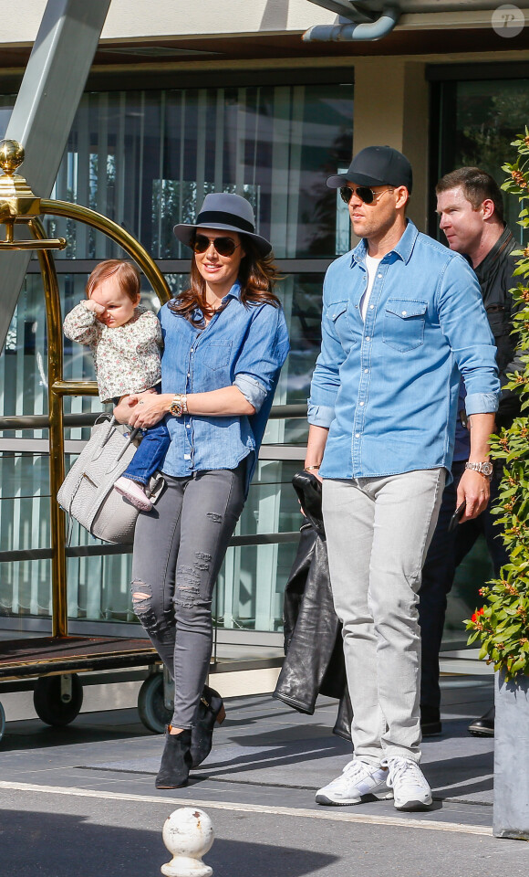 Tamara Ecclestone et sa fille Sophia quittent leur hôtel à Paris. Le 4 mai 2015.