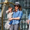 Tamara Ecclestone et sa fille Sophia quittent leur hôtel à Paris. Le 4 mai 2015.