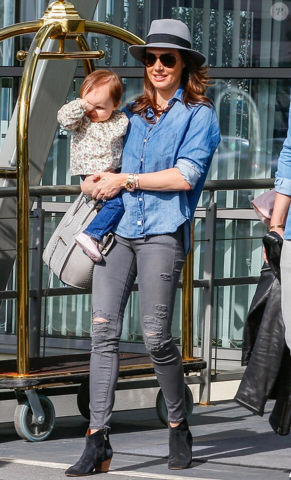 <p>Tamara Ecclestone et sa fille Sophia quittent leur hôtel à Paris. Le 4 mai 2015.</p>