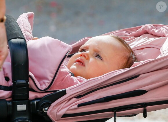 Sophia, 13 mois, sort avec sa maman Tamara Ecclestone à Paris. Le 4 mai 2015.