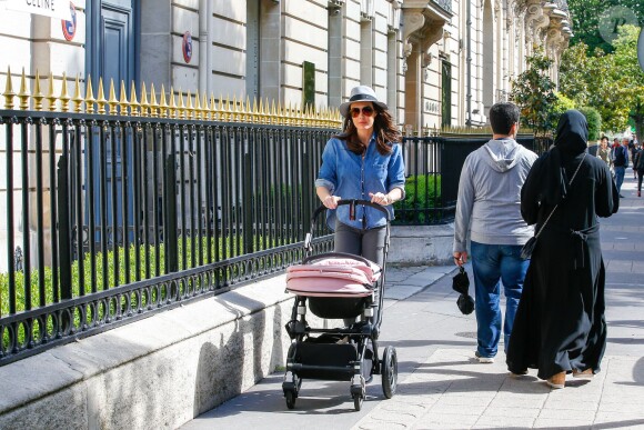 Tamara Ecclestone et sa fille Sophia se baladent sur l'avenue Montaigne. Paris, le 4 mai 2015.