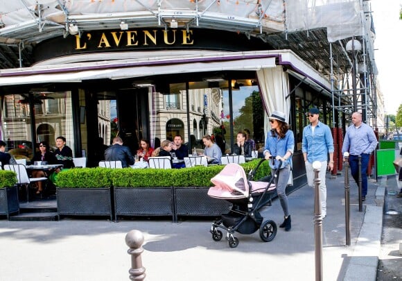 Tamara Ecclestone et sa fille Sophia sur l'avenue Montaigne à Paris, le 4 mai 2015.