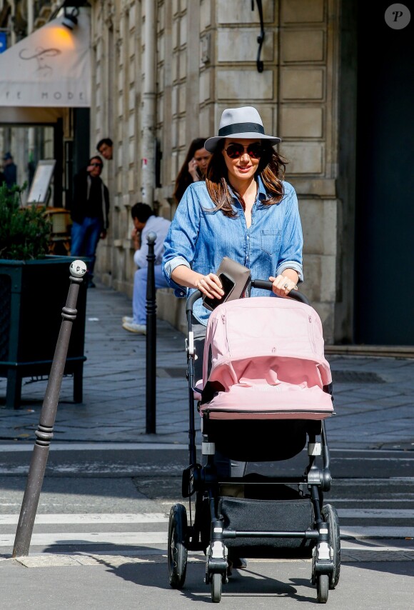 Tamara Ecclestone et sa fille Sophia à Paris, le 4 mai 2015.