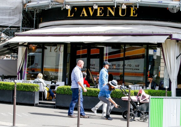 Tamara Ecclestone quitte le restaurant L'Avenue, dans le 8e arrondissement. Paris, le 4 mai 2015.