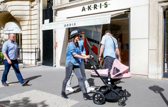 Tamara Ecclestone et sa fille Sophia sur l'avenue Montaigne. Paris, le 4 mai 2015.