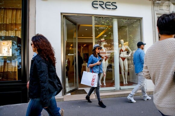 Tamara Ecclestone quitte la boutique Eres sur l'avenue Montaigne. Paris, le 4 mai 2015.