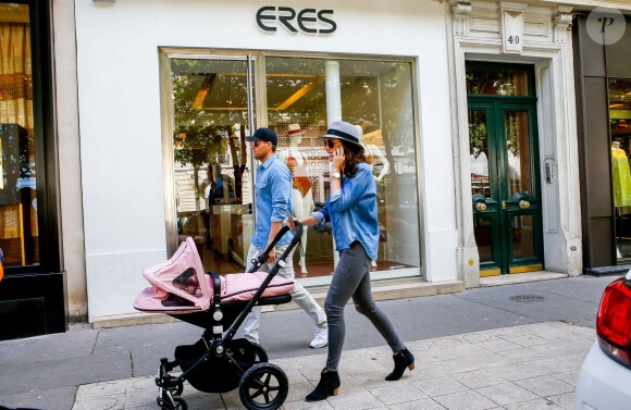 Tamara Ecclestone quitte la boutique Eres sur l'avenue Montaigne. Paris, le 4 mai 2015.