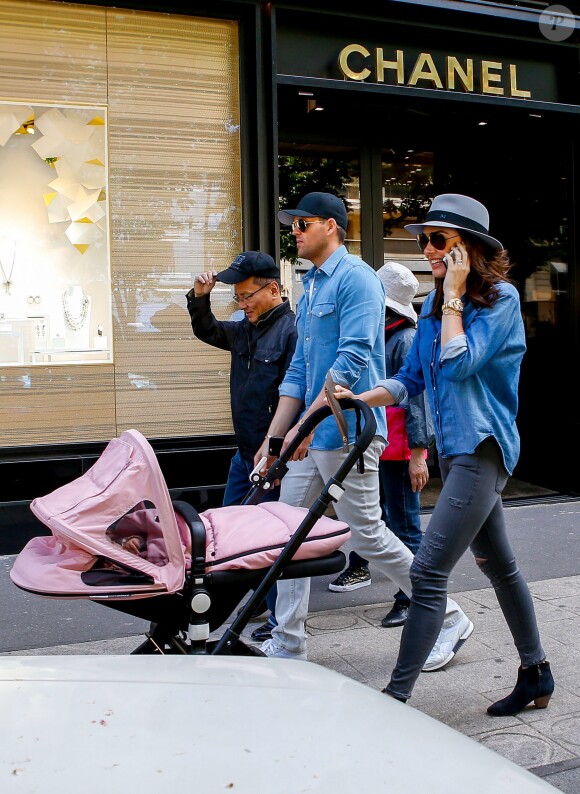Tamara Ecclestone et sa fille Sophia sur l'avenue Montaigne. Paris, le 4 mai 2015.
