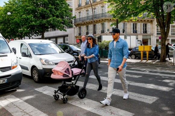Tamara Ecclestone et sa fille Sophia se promènent à Paris, le 4 mai 2015.