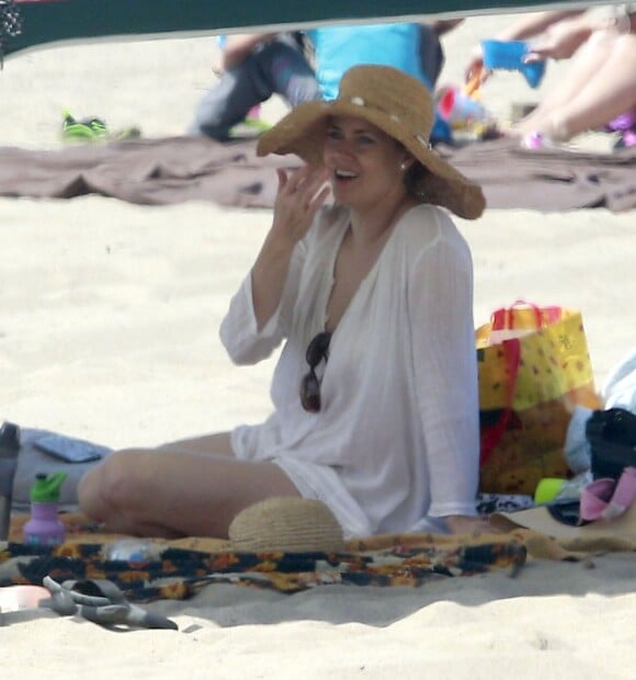 Exclusive - Amy Adams passe la journée en famille avec son fiancé Darren Le Gallo et leur fille Aviana sur une plage à Los Angeles, le 28 mars 2015