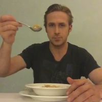 Ryan Gosling mange enfin ses céréales, en hommage à un internaute décédé