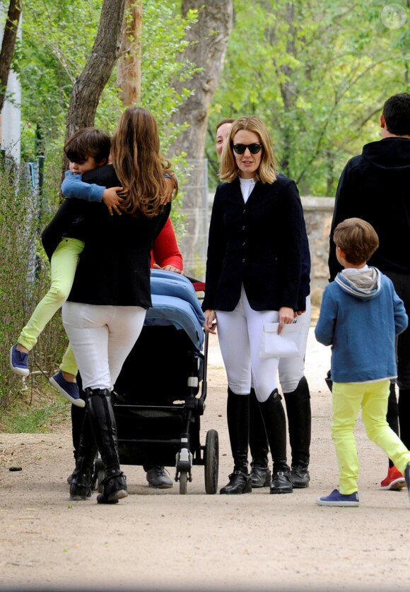 Marta Ortega (de face) et la princesse Maria Margarita (de dos) avec ses jumeaux Luis et Alfonso au Longines Global Champions Tour à Madrid le 1er mai 2015