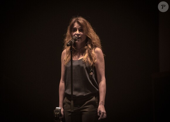 Julie Zenatti en concert à Lille le 27 mars 2015.