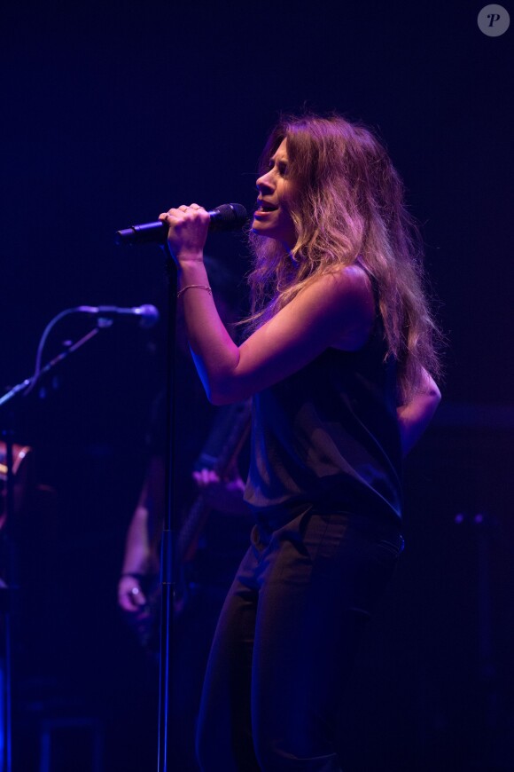 Julie Zenatti en concert à Lille le 27 mars 2015.