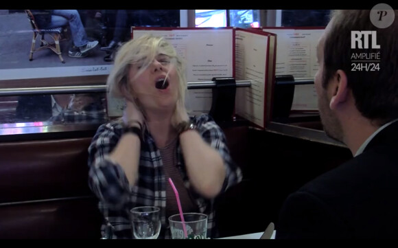 Flavie Flament simule un orgasme dans un restaurant, rejouant la célèbre scène du film Quand Harry rencontre Sally.