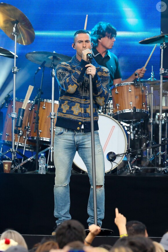 Adam Levine chante sur le plateau de 'Jimmy Kimmel Live!' à Hollywood, Los Angeles, le 6 mai 2015