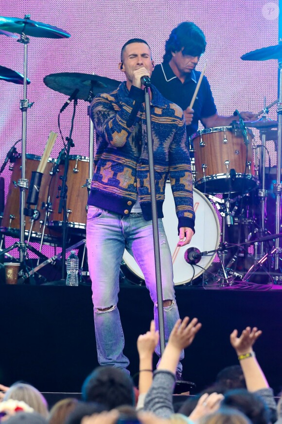 Adam Levine chante sur le plateau de l'émission 'Jimmy Kimmel Live!' à Hollywood, Los Angeles, le 6 mai 2015