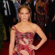 Jennifer Lopez, habillée d'une robe Atelier Versace, assiste au Met Gala 2015, vernissage de l'exposition "China: through the looking glass" au Metropolitan Museum of Art. New York, le 4 mai 2015.