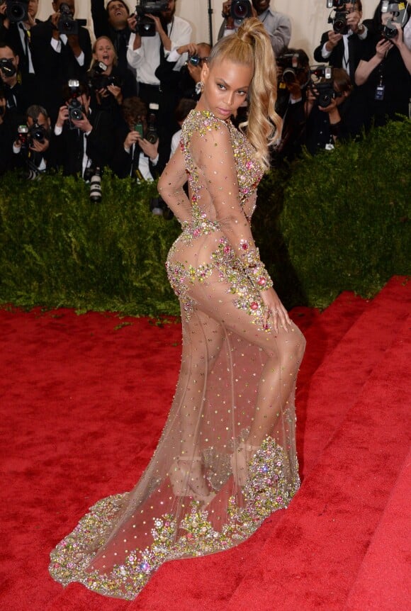 Beyoncé, divine dans une robe transparente et haute couture Givenchy, assiste au Met Gala 2015, vernissage de l'exposition "China: through the looking glass", au Metropolitan Museum of Art. New York, le 4 mai 2015.
