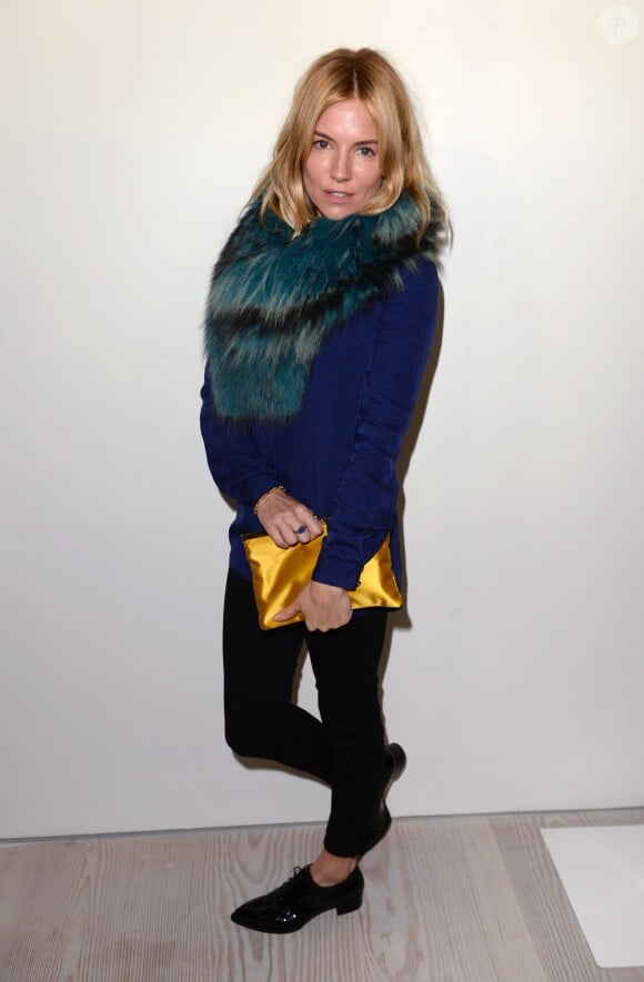 Sienna Miller lors de la Fashion Week à Londres le 15 septembre 2013