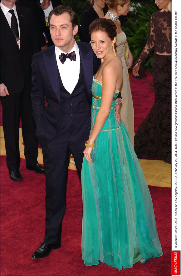 Jude Law et sa petite amie à l'époqie, Sienna Miller, aux Oscars 2004