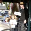 Exclusif - Brad Pitt a été acheter des donuts avec ses enfants Knox et Vivienne à Los Angeles, le 26 avril 2015, avant de rentrer les partager avec sa famille.