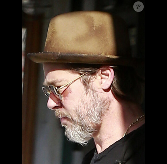 Exclusif - Brad Pitt cache sa cicatrice à Los Angeles, le 26 avril 2015.