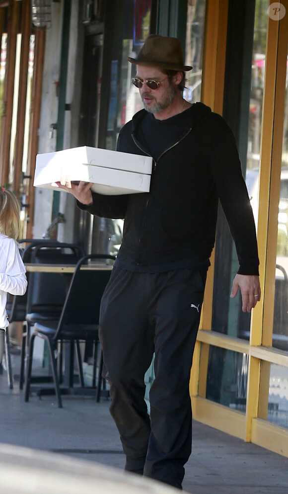 Exclusif - Brad Pitt a été acheter des donuts avec ses enfants Knox et Vivienne à Los Angeles, le 26 avril 2015.