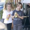 Exclusif - Les deux jumeaux - Brad Pitt a été acheter des donuts avec ses enfants Knox et Vivienne à Los Angeles, le 26 avril 2015.