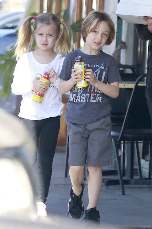 Exclusif - Les deux jumeaux - Brad Pitt a été acheter des donuts avec ses enfants Knox et Vivienne à Los Angeles, le 26 avril 2015.