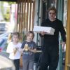 Exclusif - Brad Pitt a été acheter des donuts avec ses enfants Knox et Vivienne à Los Angeles, le 26 avril 2015, avant de rentrer les partager avec sa famille.