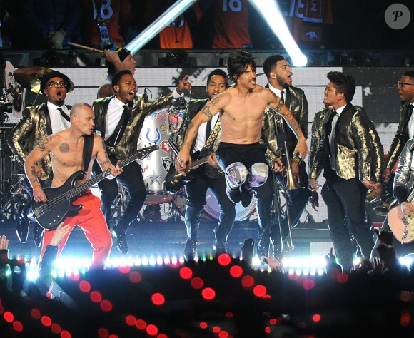 Bruno Mars et les Red Hot Chili Peppers lors du Super Bowl à Rutherford, le 2 février 2014.