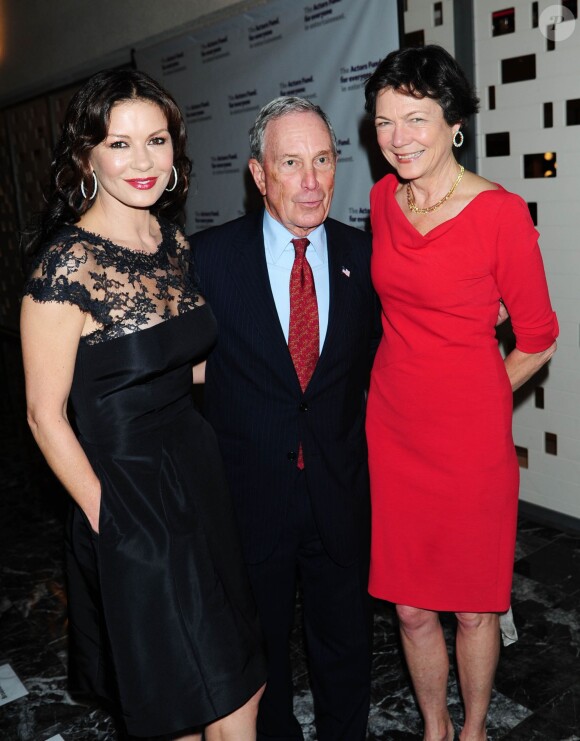 Michael Bloomberg, Catherine Zeta Jones, Bebe Neuwirth lors du "Actors Fund Annual Gala" à New York le 11 mai 2015