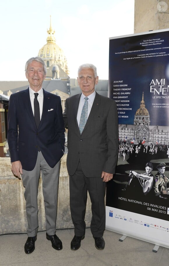 Jean-Claude Narcy et le général Bruno Dary lors de la représentation du spectacle "Ami entends-tu ?" aux Invalides à Paris, le 8 mai 2015.