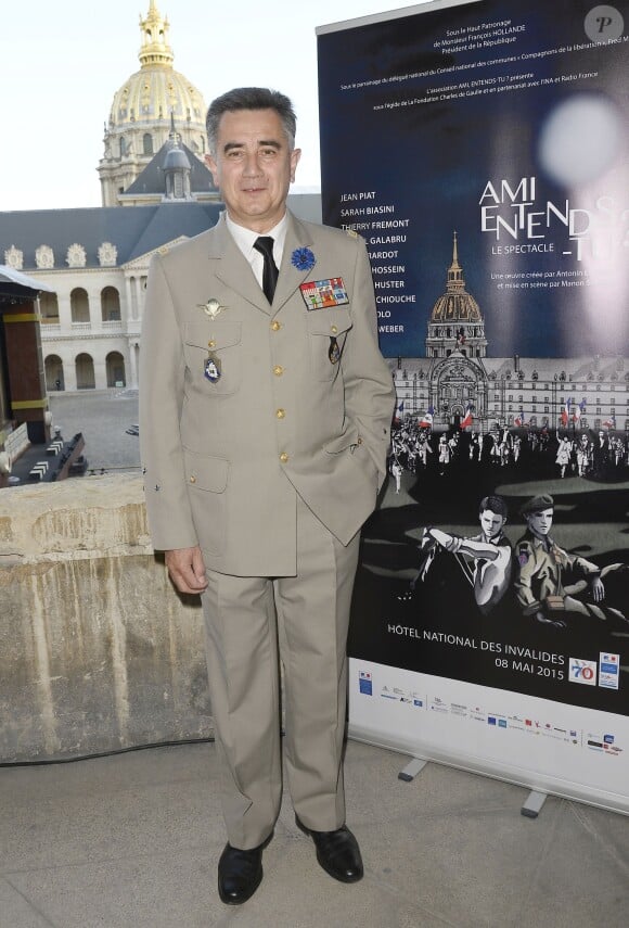 Le directeur du musée de l'armée des Invalides et le général de division Christian Baptiste lors de la représentation du spectacle "Ami entends-tu ?" aux Invalides à Paris, le 8 mai 2015.