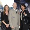 Le lieutenant général de l'armée Hervé Charpentier, sa femme Véronique et leur fille Anne-Sophie lors de la représentation du spectacle "Ami entends-tu ?" aux Invalides à Paris, le 8 mai 2015.