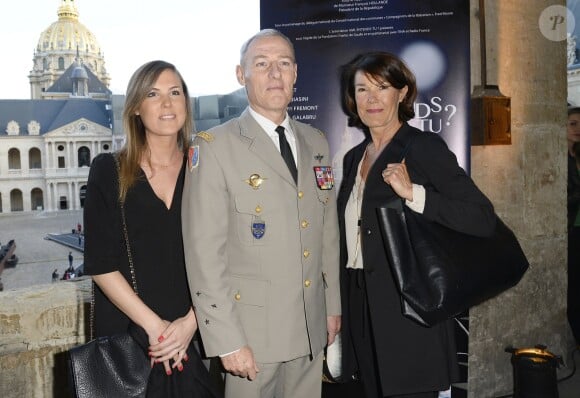 Le lieutenant général de l'armée Hervé Charpentier, sa femme Véronique et leur fille Anne-Sophie lors de la représentation du spectacle "Ami entends-tu ?" aux Invalides à Paris, le 8 mai 2015.