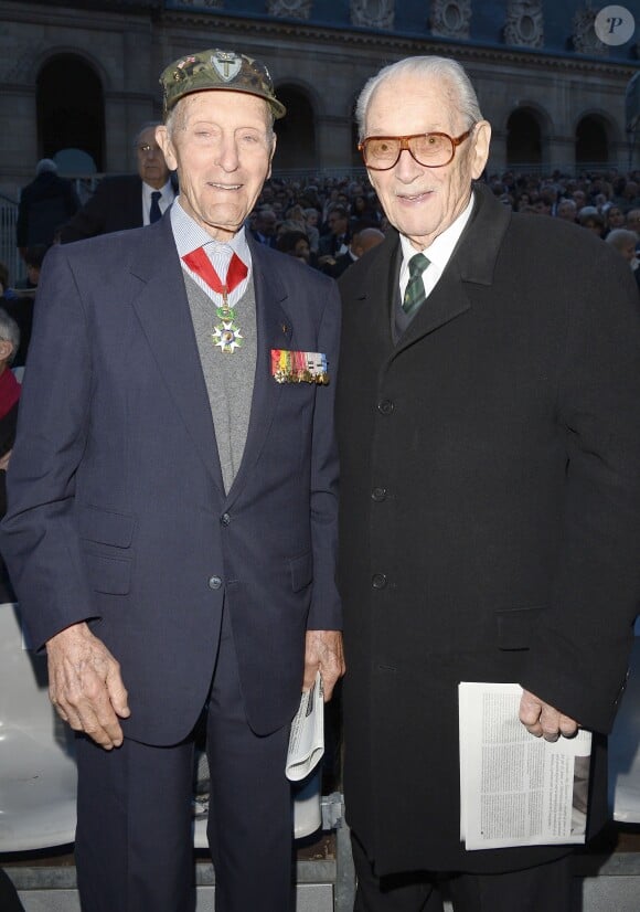 Steven Weiss, vétéran américain, et Fred Moore, ancien chancelier de l'ordre de la Libération, lors de la représentation du spectacle "Ami entends-tu ?" aux Invalides à Paris, le 8 mai 2015.