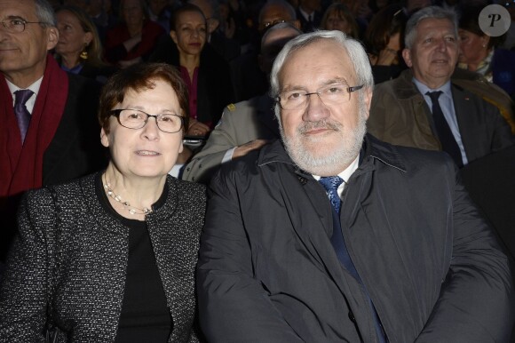 Le secrétaire d'État chargé des Anciens Combattants et de la Mémoire, Jean-Marc Todeschini, et sa femme Arlette lors de la représentation du spectacle "Ami entends-tu ?" aux Invalides à Paris, le 8 mai 2015.