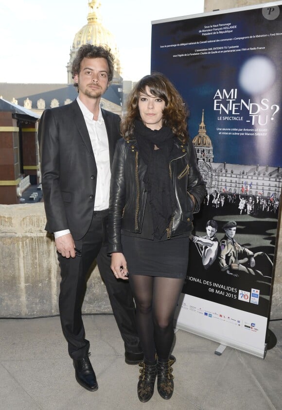 Antonin Le Guay et Manon Savary lors de la représentation du spectacle "Ami entends-tu ?" aux Invalides à Paris, le 8 mai 2015.