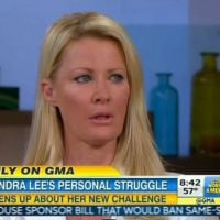 Sandra Lee, soutenue par son mari très fier, va subir une double mastectomie