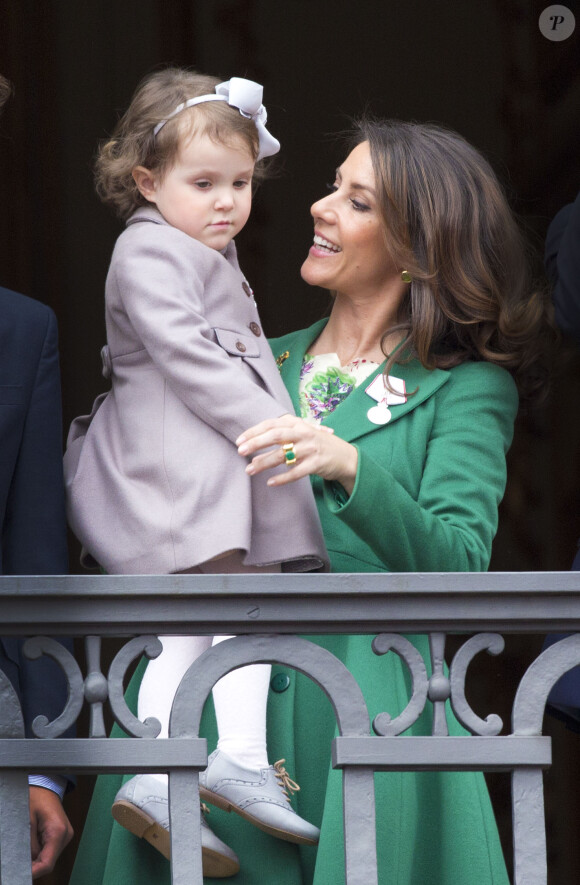 La princesse Marie et la princesse Athena de Danemark lors du 75e anniversaire de la reine Margrethe II le 16 avril 2015 à Amalienborg