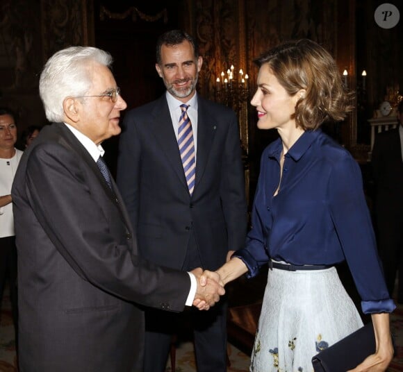 Le roi Felipe VI et la reine Sofia d'Espagne reçoivent le président italien Sergio Mattarella à déjeuner au palais Royal à Madrid, le 11 mai 2015.